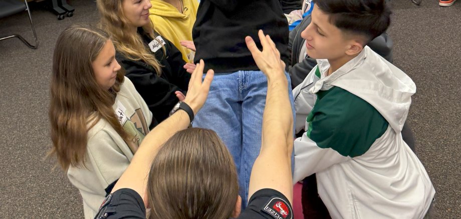 Einfach fallen lassen: Während ein Schüler das Vertrauen aufbringen 
muss, sich einfach fallen zu lassen, müssen seine Mitschüler ihn auffangen.