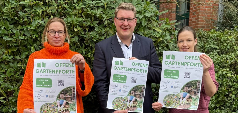 Freuen sich auf die "Offene Gartenpforte" 2025: Melanie Koch (von links, Fachbereich Planung, Umwelt und Entwicklung), Bürgermeister Henrik Wärner und Kristin Seelbach (Stabsstelle Presse- und Öffentlichkeitsarbeit) von der Gemeinde Schiffdorf, die in diesem Jahr federführend die Organisation begleitet.