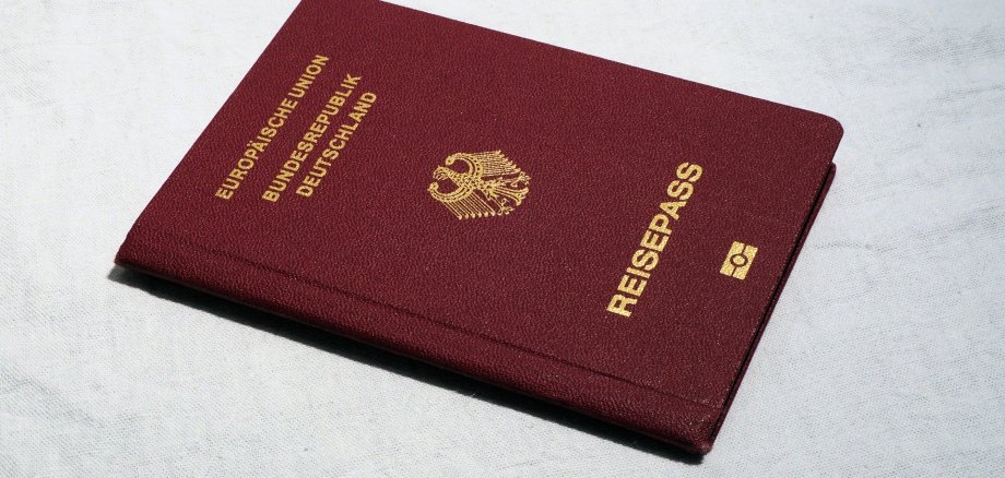 Einen roten Reisepass der Bundesrepublik Deutschland