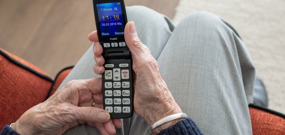 Seniorin hält ein Smartphone