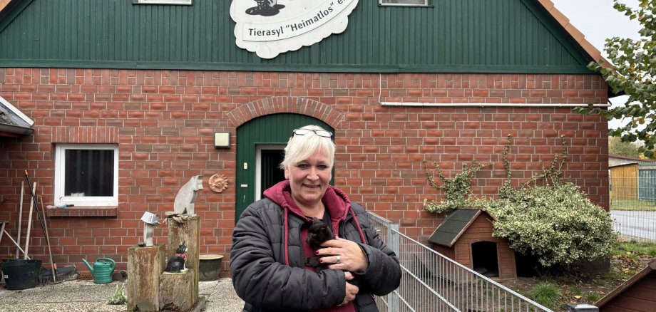 Claudia Schröder mit Katze auf dem Arm