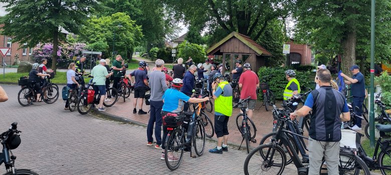 Die Fahrradgruppe macht Halt in Bramel (Foto: Gemeinde Schiffdorf)