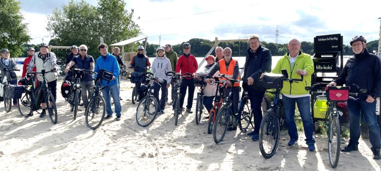 Gruppe Fahrradfahrende am Ufer des Spadener Sees