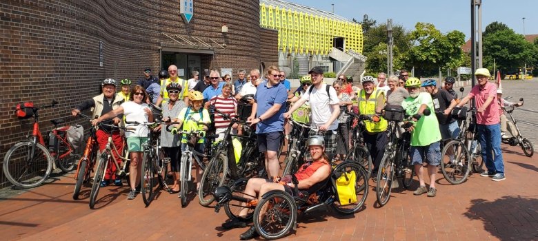 Gruppenfoto der Radfahrenden vor der Stadthalle Bremerhaven